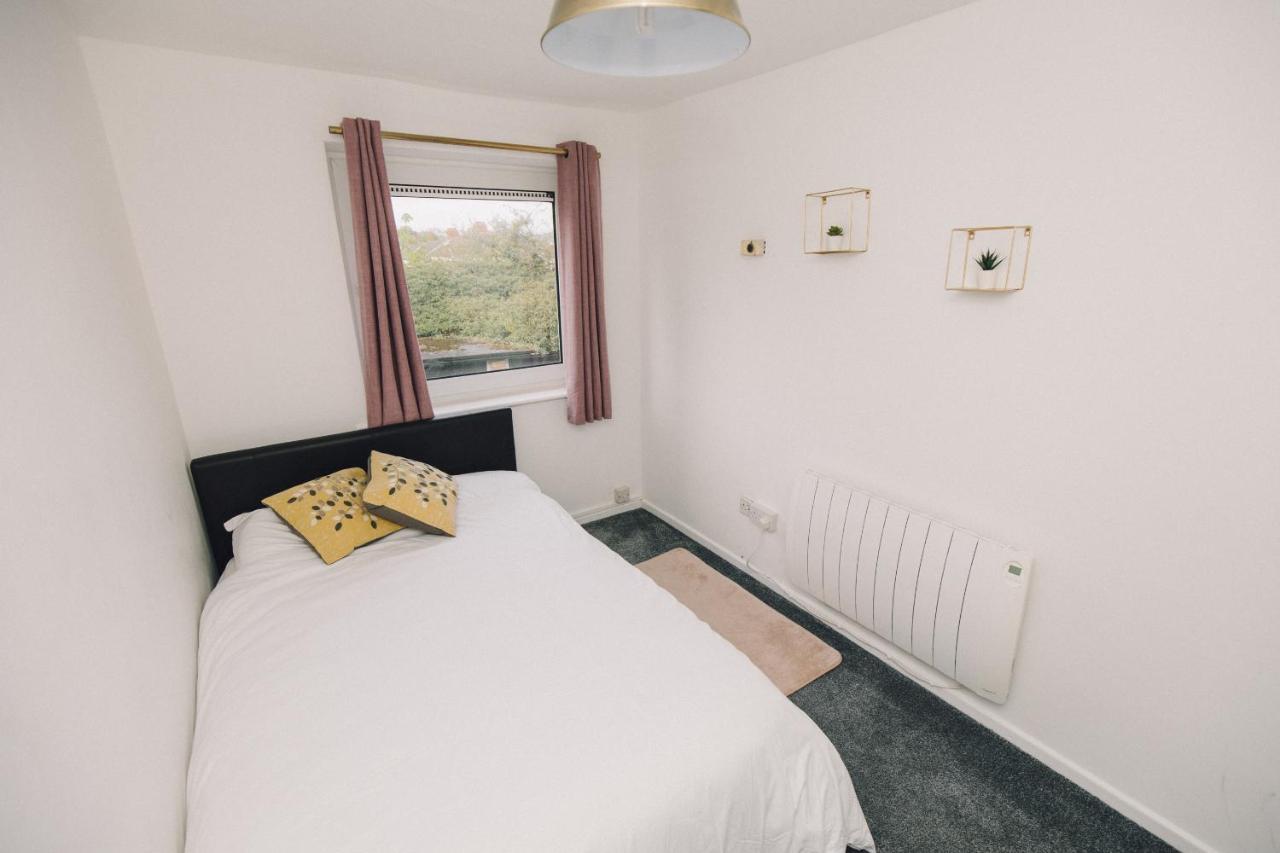 Luxe Central Luton: 2-Bed Apartment near Airport & Hospital Luton  Exterior photo